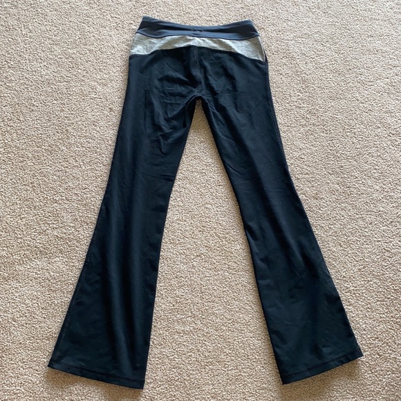 Under Armour Yogas - Picture 2 of 4